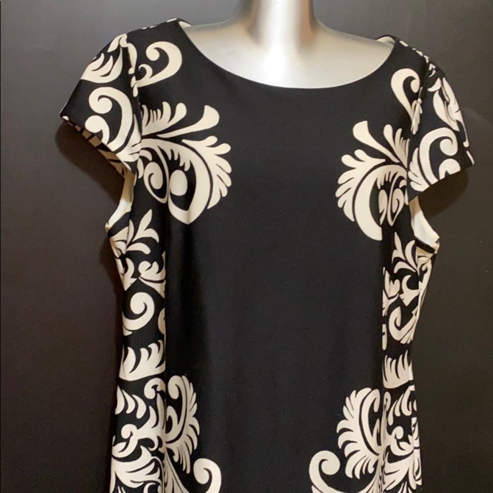 Black and ivory boarder print dress 12